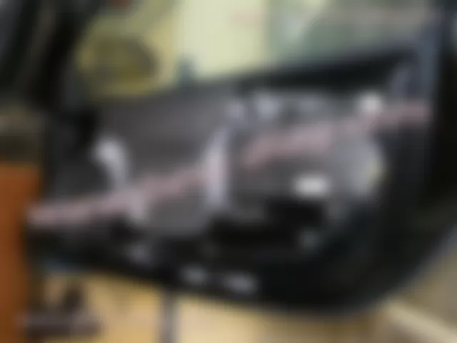 Где находится  M10/4 - Электродвигатель правого стеклоподъемника - для Mercedes-Benz SLR-class (C199) 2003—2010