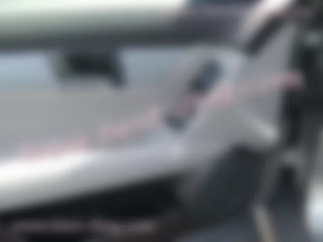 Где находится  S15/1 - Кнопка открывания крышки багажника - для Mercedes-Benz C-class (W204) 2007—2014