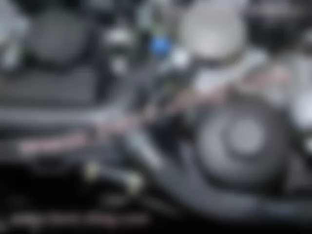 Где находится  Y32 - Переключающий клапан воздушного насоса - для Mercedes-Benz C-class (W204) 2007—2014