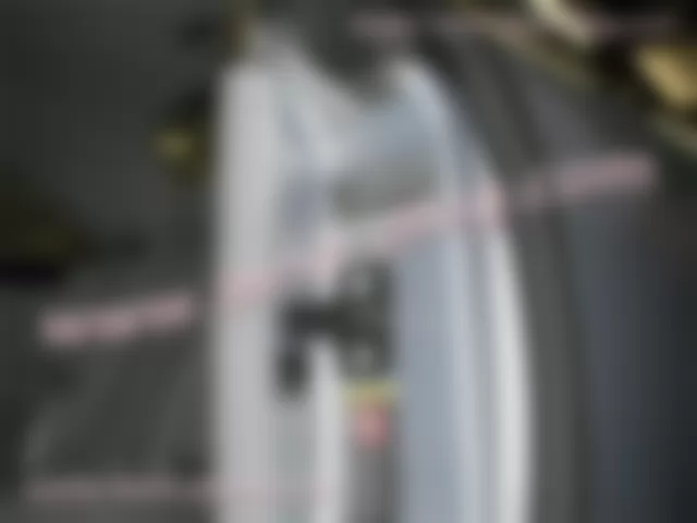 Где находится  S17/3 - Контактный выключатель левой двери - для Mercedes-Benz CL-class (C215) 1999—2006