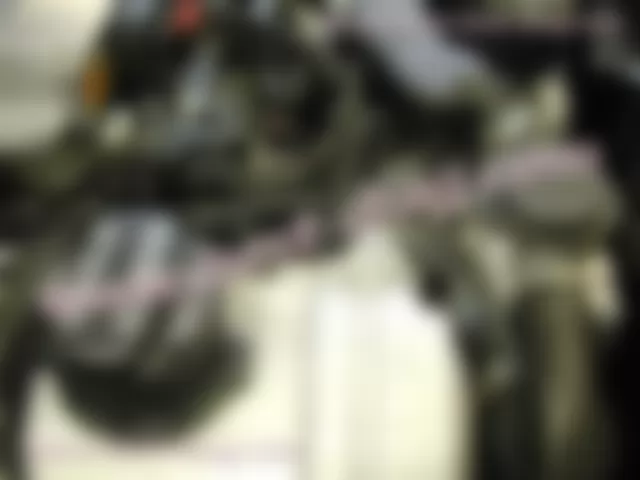 Где находится  C4 - Конденсатор подавления радиопомех - для Mercedes-Benz S-class (W221) 2005—2013