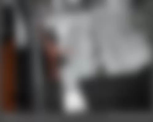 Mercedes-Benz GL550 2009 - Component Locations - Left Front Doorsill